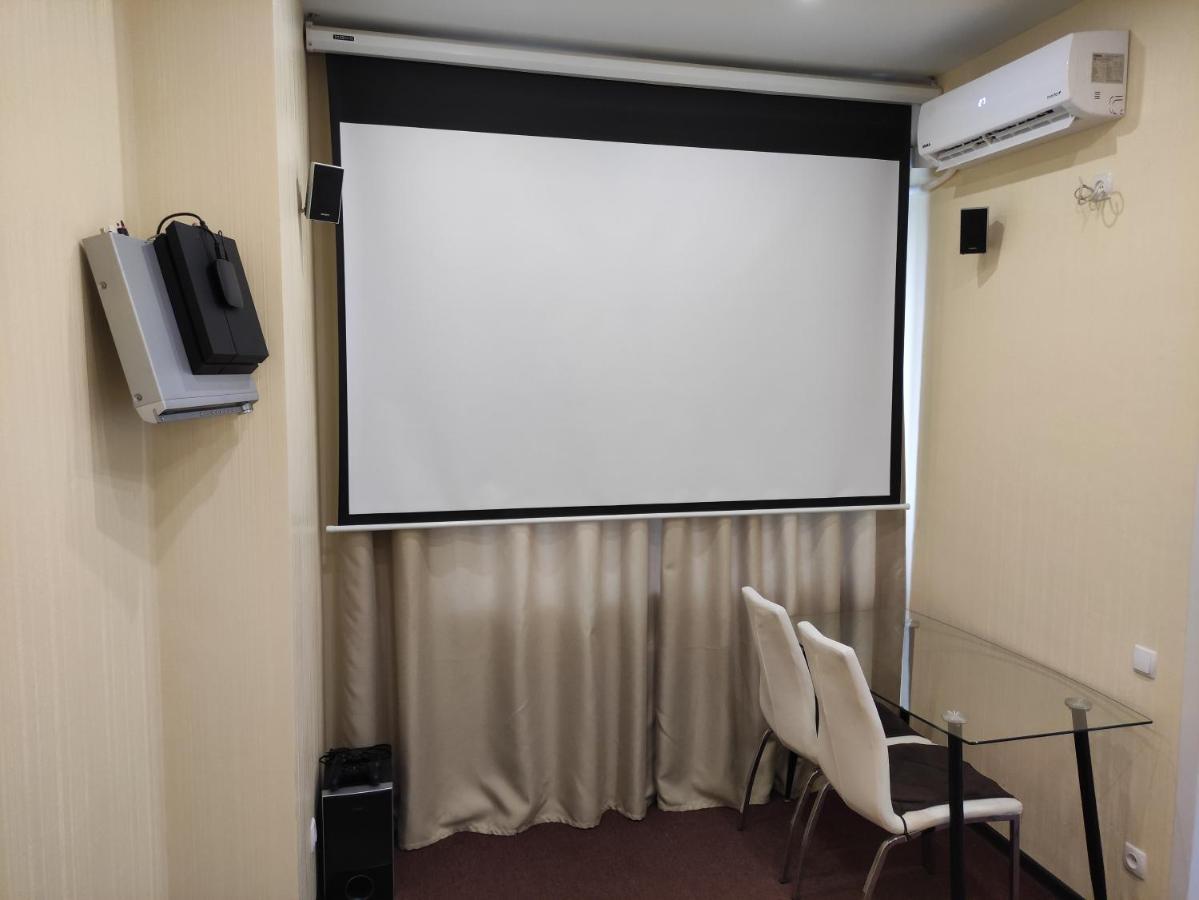 Small Room With Big Cinema And Ps4 哈尔科夫 外观 照片
